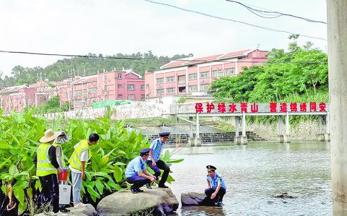 廈門(mén)市生態(tài)環(huán)境部門(mén)開(kāi)展汀溪流域地表水環(huán)境質(zhì)量巡查。