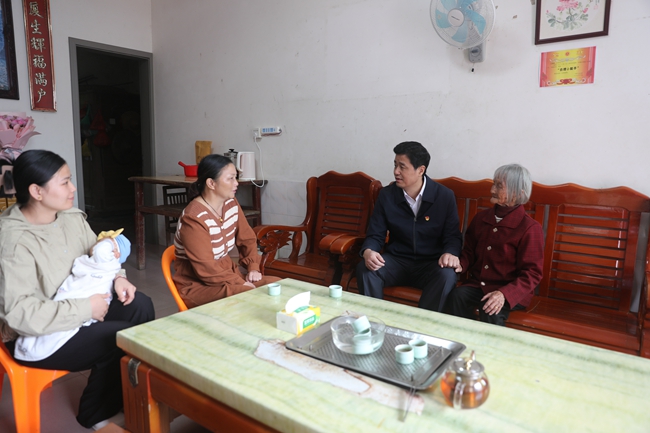 11月9日，市委書記余紅勝赴上杭縣才溪鎮(zhèn)蹲點調研，走進下才村老紅軍王家豐后代王桂娣家中，與他們親切交流，詳細了解他們的生產生活情況。.jpg