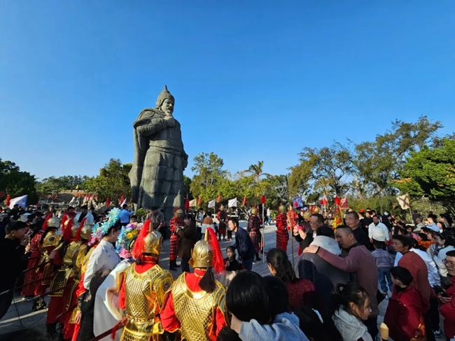 今年春節(jié)期間，崇武古城風景區(qū)游人如織?；莅部h融媒體中心供圖