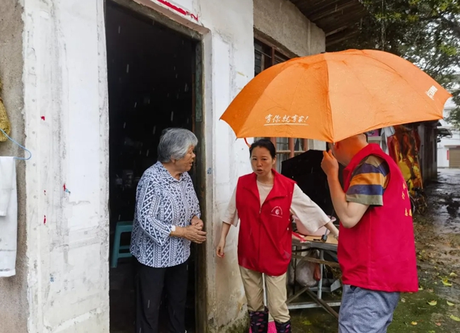 把天氣預(yù)警、防范措施、應(yīng)對情況等信息宣傳到每一戶。