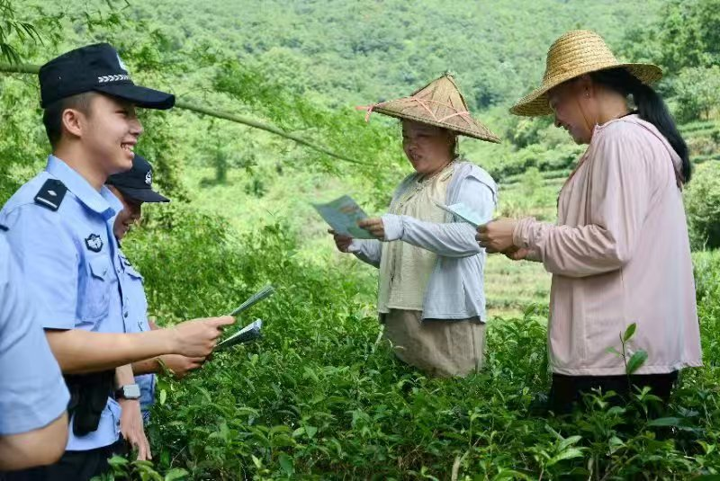 民輔警深入田間地頭開(kāi)展涉農(nóng)宣傳防范活動(dòng)。安溪縣公安局供圖