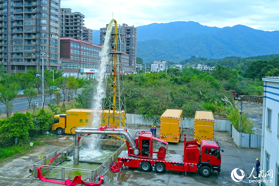 暢豐專汽具有整車(chē)專利的大流量排水搶險(xiǎn)車(chē)。人民網(wǎng) 李昌乾攝